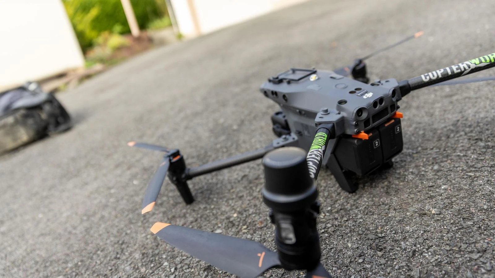 DJI Matrice 30T Drohne im Flug