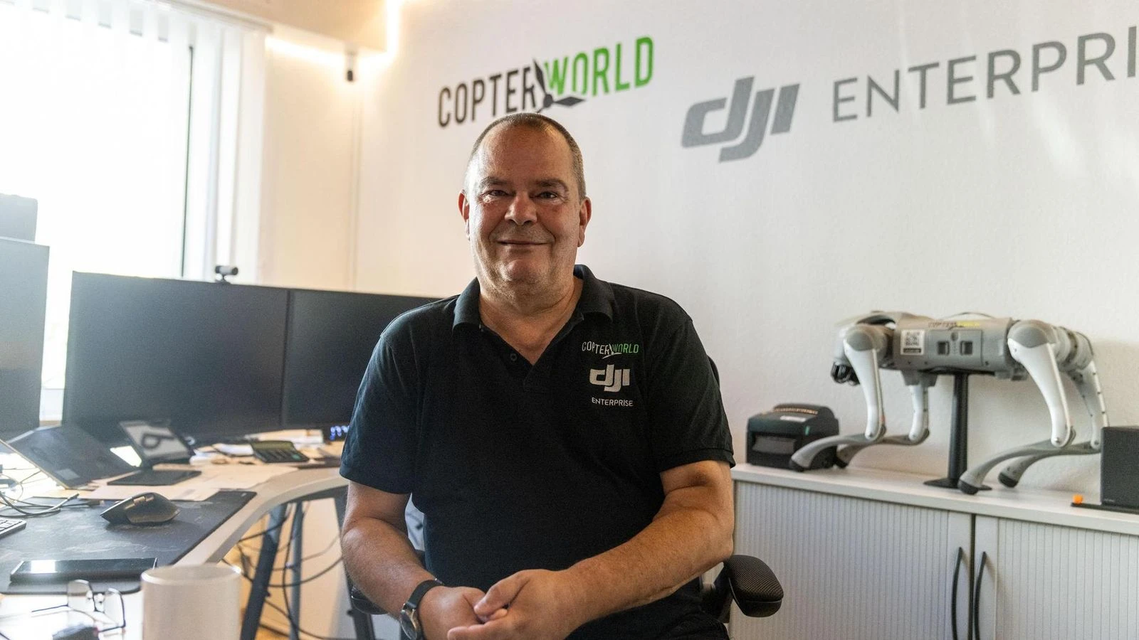 DJI Experte Thorsten Keil im Copterworld Büro bei der Beratung